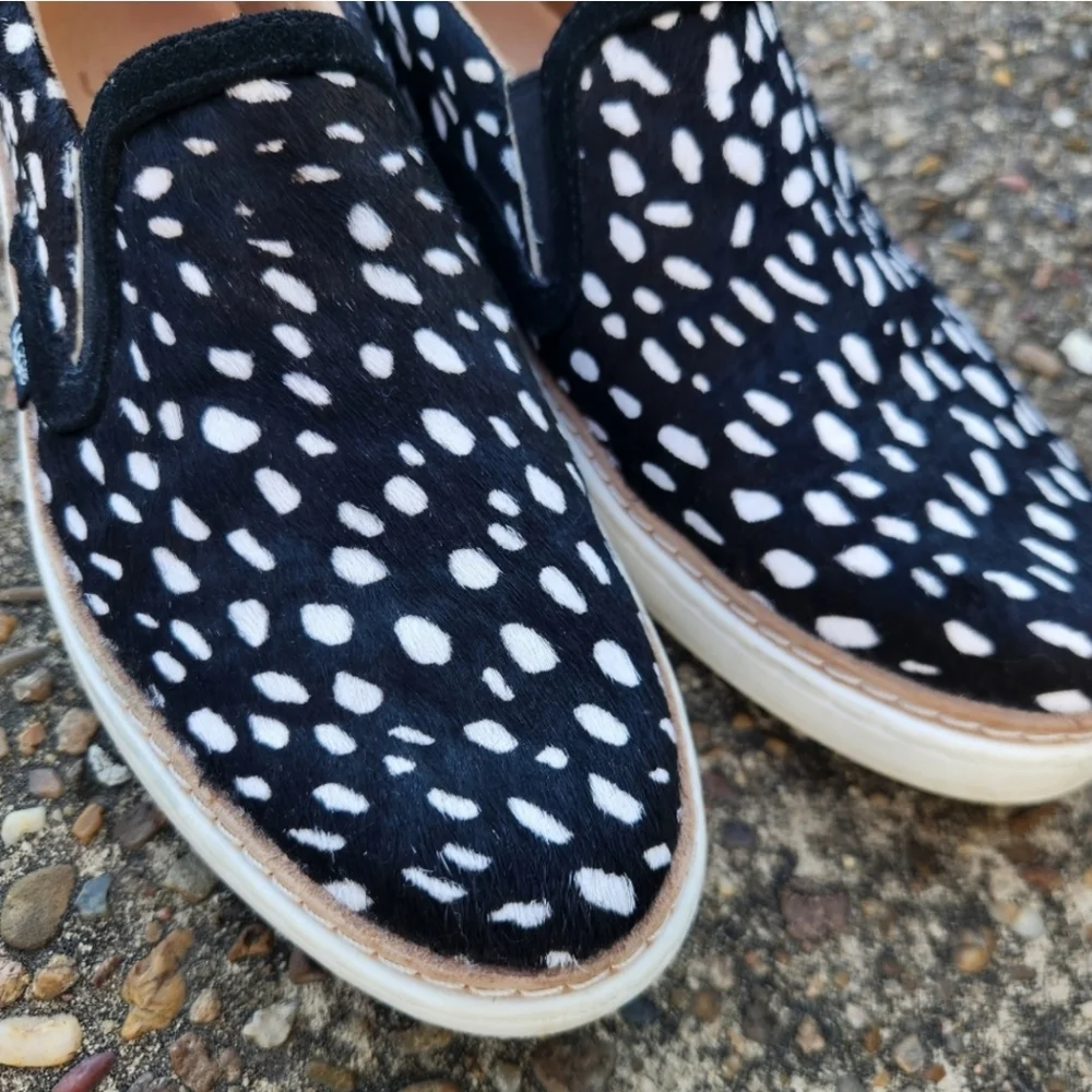 UGG Women's Soleda Exotic Slip-On Sneakers Black Cow Hair Size 6.5 Leopard - Picture 2 of 3